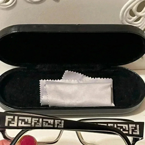 Fendi beautiful eyeglass is unisex. Can remove the Lance add you prescription - Picture 7 of 14